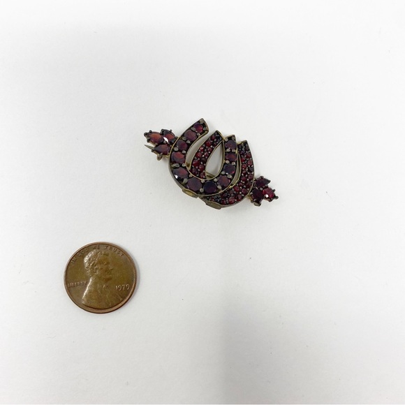 697 Antique Victorian red Garnet Double Horseshoe Brooch good luck pendant - Picture 2 of 5